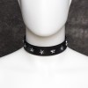 PU leren halsband met sterretjes - zwart voorzijde