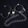 Handboeien met ketting vastbinden